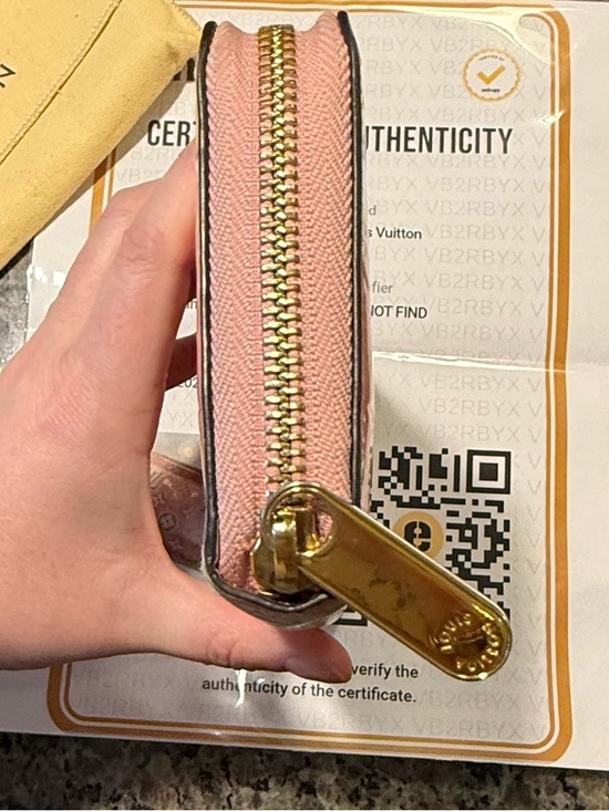 Louis Vuitton Valentine's Vernis
Monogram Limited Edition
Long Zippy Wallet - Picture 2 of 13